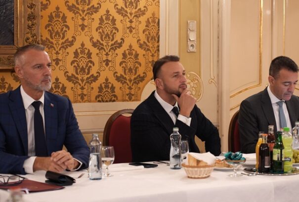 Király Zsolt: Süllyed a Hlas, borulhat a koalíció – Gubík már csak a Titanic farhídján kapaszkodhat