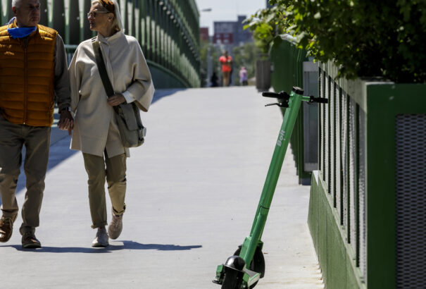 Nem kell radar a sétához – a rendőrség tisztázta, kire vonatkozik a 6 km/órás „járdasebesség”