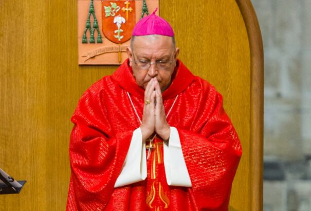 A francia püspöknek 7 éven át tartó viszonya volt egy nővel. A pápa sürgetésére lemondott