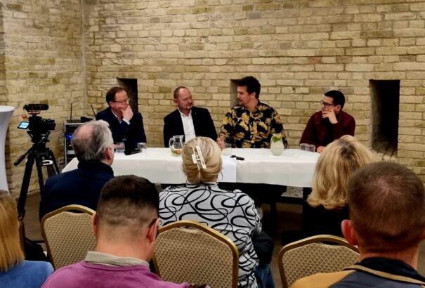 A magyar és szlovákiai magyar közélet válságáról, a korrupcióról és a politikai bátorságról beszélt Nagy Ervin, Hamran István és Simon Zsolt egy közös esten.