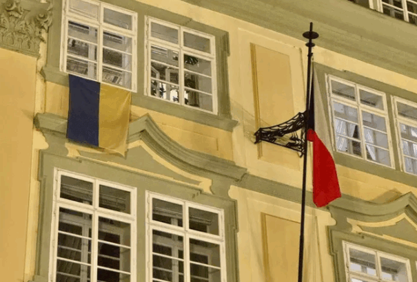 Az új cseh házelnök leszedette, egyes cseh pártok újra kitették a saját ukrán zászlóikat a parlament épületére