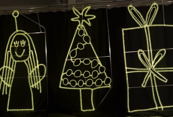 Prágai óvodások rajzaiból készítettek karácsonyi fénydekorációkat Prágában